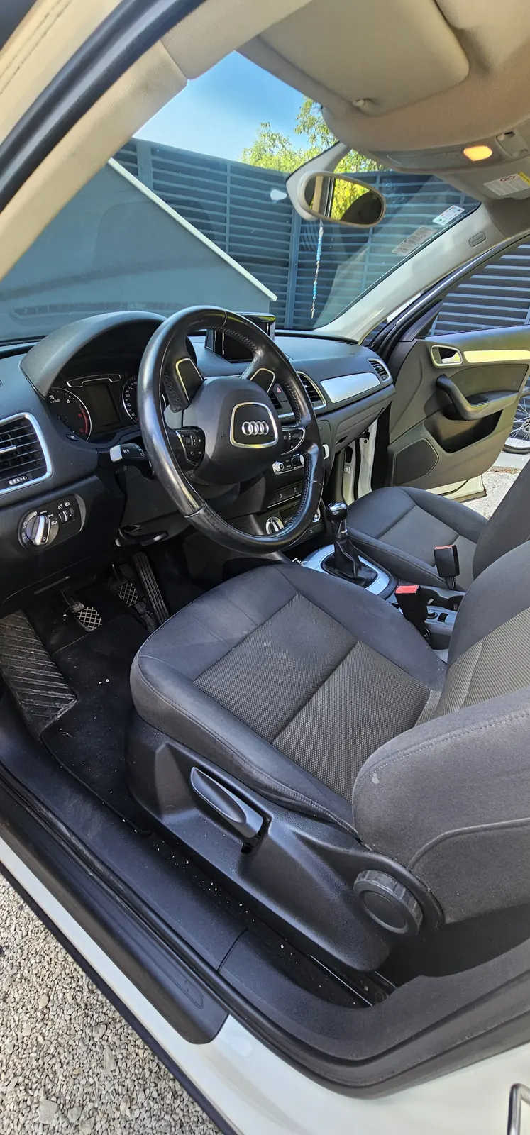 Audi Q3 prije dubinskog čišćenja interijera