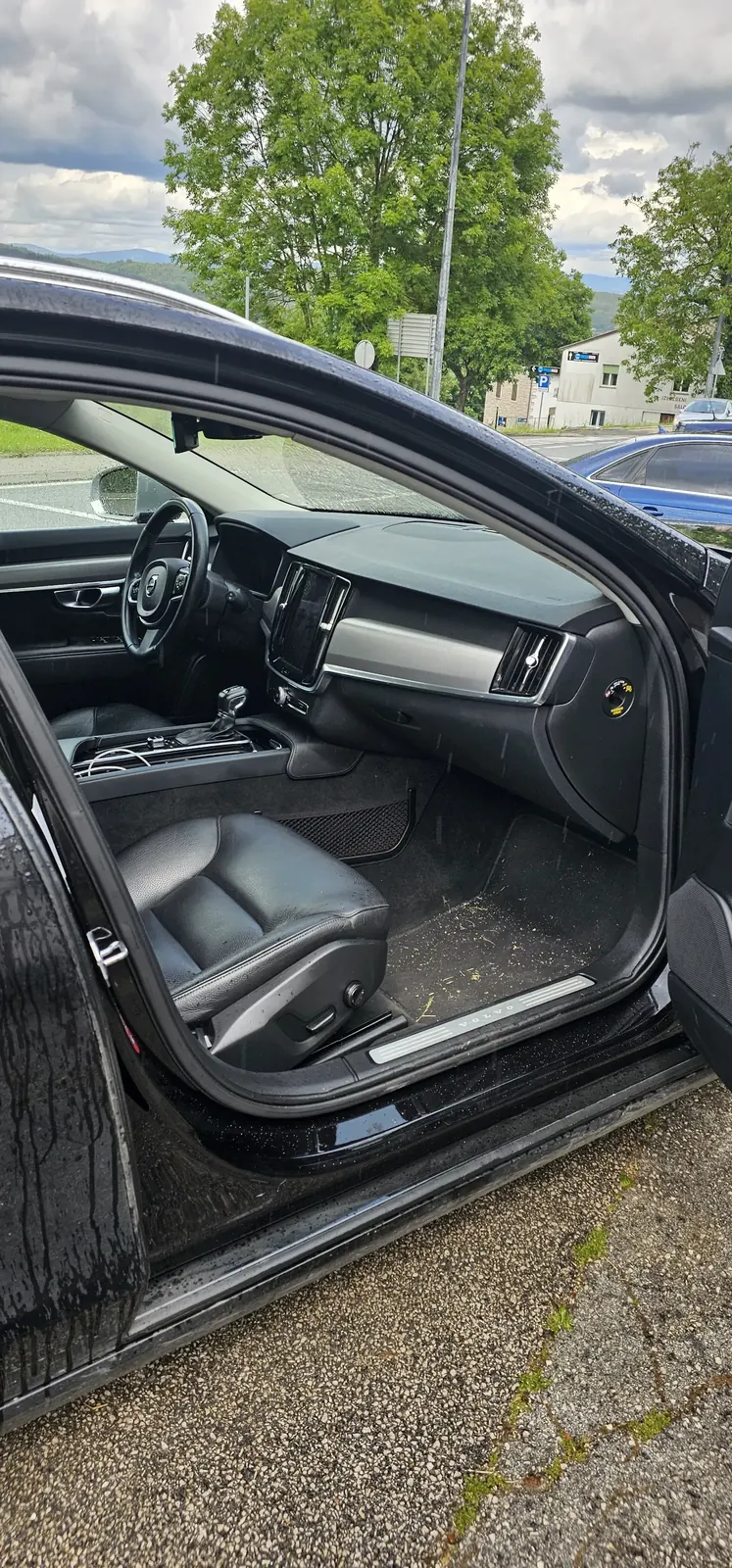 Volvo V90 prije dubinskog čišćenja interijera